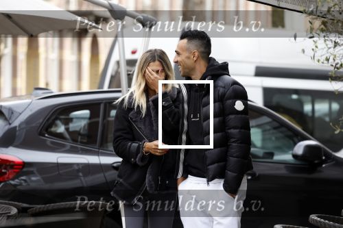 Amsterdam 30 maart 2022
Eran Zahavi en zijnn vrouw  Shay Zahavi aan het wineklen in Amsterdam zuid