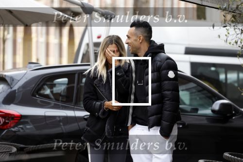 Amsterdam 30 maart 2022
Eran Zahavi en zijnn vrouw  Shay Zahavi aan het wineklen in Amsterdam zuid
