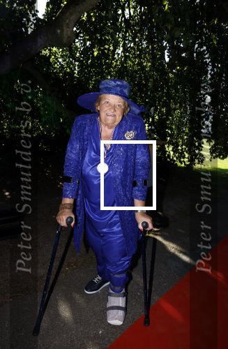 Haarzuilens 22 juni 2022
Haringparty bij kasteel de Haar in Haarzuilens .
Erica Terpstra op krukken en voet in gips