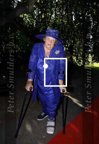 Haarzuilens 22 juni 2022
Haringparty bij kasteel de Haar in Haarzuilens .
Erica Terpstra op krukken en voet in gips