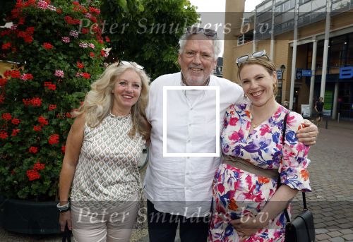 Hilversum 25 juni 2022
Ernst daniel Smid met zijn vriendin en zijn zwangere dochter Coosje