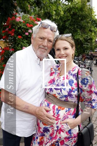 Hilversum 25 juni 2022
Ernst daniel Smid met zijn vriendin en zijn zwangere dochter Coosje