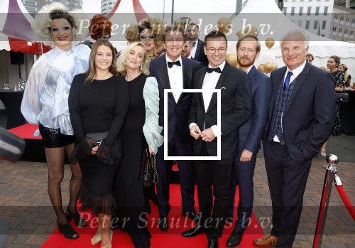 Amsterdam 25 juni 2022
Het damdiner tbv het aidsfonds wordt voor de 30e keer georganiseerd . Het vind dit jaar plaats in AFAS Live. Eva Jinek kwam met Peter v d Vorst en Bob Sikkes. Miljuschka Witzenhausen Robert ten Brink en Robert ten Brink