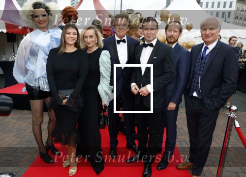 Amsterdam 25 juni 2022
Het damdiner tbv het aidsfonds wordt voor de 30e keer georganiseerd . Het vind dit jaar plaats in AFAS Live. Eva Jinek kwam met Peter v d Vorst en Bob Sikkes. Miljuschka Witzenhausen Robert ten Brink en Robert ten Brink