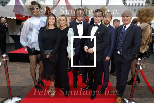 Amsterdam 25 juni 2022
Het damdiner tbv het aidsfonds wordt voor de 30e keer georganiseerd . Het vind dit jaar plaats in AFAS Live. Eva Jinek kwam met Peter v d Vorst en Bob Sikkes. Miljuschka Witzenhausen Robert ten Brink en Robert ten Brink