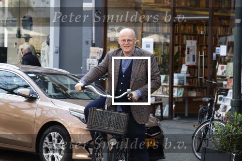 Amsterdam 29 maart 2022
Ferdinand Grapperhaus op de fiets in Amsterdam zuid.