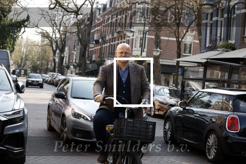 Amsterdam 29 maart 2022
Ferdinand Grapperhaus op de fiets in Amsterdam zuid.