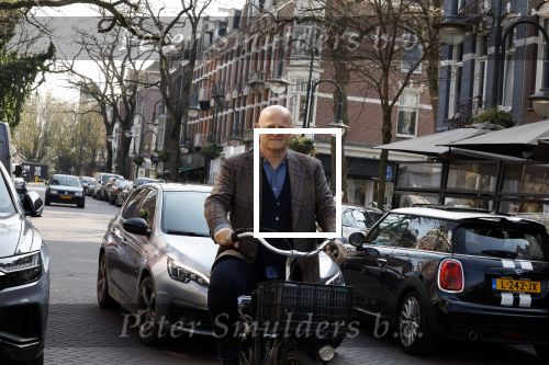 Amsterdam 29 maart 2022
Ferdinand Grapperhaus op de fiets in Amsterdam zuid.
