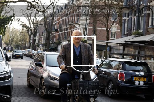 Amsterdam 29 maart 2022
Ferdinand Grapperhaus op de fiets in Amsterdam zuid.