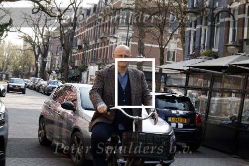 Amsterdam 29 maart 2022
Ferdinand Grapperhaus op de fiets in Amsterdam zuid.
