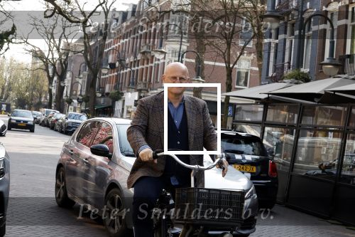 Amsterdam 29 maart 2022
Ferdinand Grapperhaus op de fiets in Amsterdam zuid.
