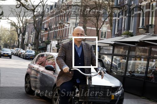 Amsterdam 29 maart 2022
Ferdinand Grapperhaus op de fiets in Amsterdam zuid.