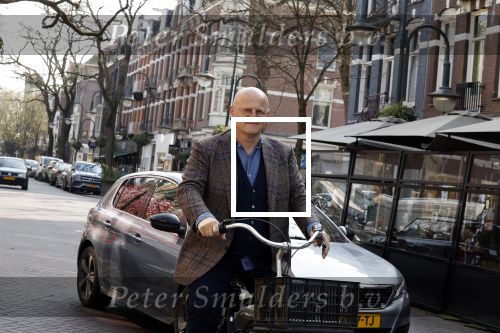 Amsterdam 29 maart 2022
Ferdinand Grapperhaus op de fiets in Amsterdam zuid.