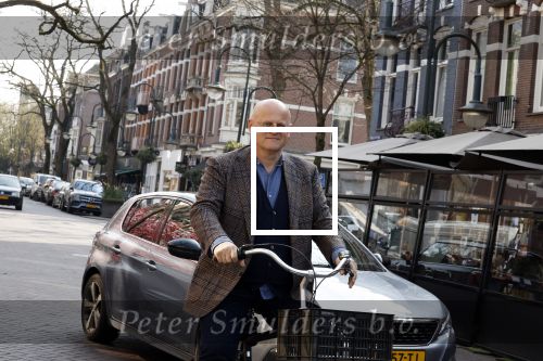 Amsterdam 29 maart 2022
Ferdinand Grapperhaus op de fiets in Amsterdam zuid.