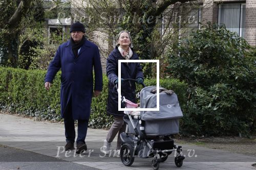 Amsterdam 30 maart 2022
Ferdinand Grapperhaus met zijn vrouw achter de kinderwagen in Amsterdam zuid.