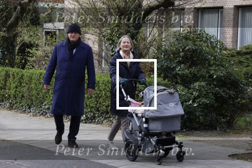 Amsterdam 30 maart 2022
Ferdinand Grapperhaus met zijn vrouw achter de kinderwagen in Amsterdam zuid.
