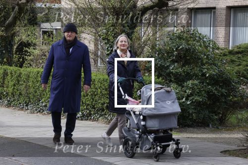 Amsterdam 30 maart 2022
Ferdinand Grapperhaus met zijn vrouw achter de kinderwagen in Amsterdam zuid.