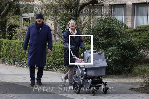 Amsterdam 30 maart 2022
Ferdinand Grapperhaus met zijn vrouw achter de kinderwagen in Amsterdam zuid.