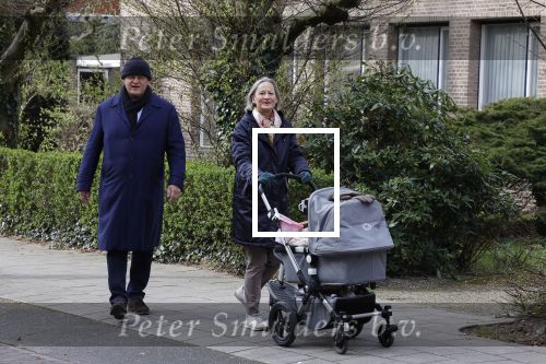 Amsterdam 30 maart 2022
Ferdinand Grapperhaus met zijn vrouw achter de kinderwagen in Amsterdam zuid.