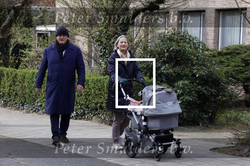 Amsterdam 30 maart 2022
Ferdinand Grapperhaus met zijn vrouw achter de kinderwagen in Amsterdam zuid.