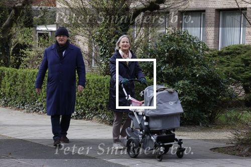 Amsterdam 30 maart 2022
Ferdinand Grapperhaus met zijn vrouw achter de kinderwagen in Amsterdam zuid.