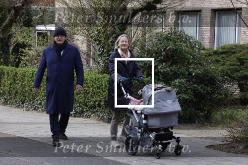 Amsterdam 30 maart 2022
Ferdinand Grapperhaus met zijn vrouw achter de kinderwagen in Amsterdam zuid.