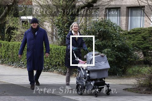 Amsterdam 30 maart 2022
Ferdinand Grapperhaus met zijn vrouw achter de kinderwagen in Amsterdam zuid.