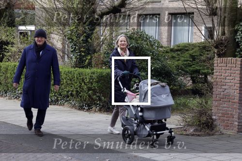 Amsterdam 30 maart 2022
Ferdinand Grapperhaus met zijn vrouw achter de kinderwagen in Amsterdam zuid.