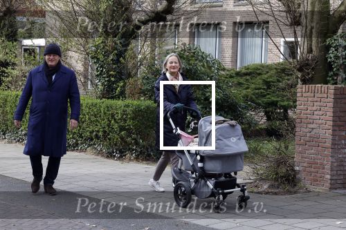 Amsterdam 30 maart 2022
Ferdinand Grapperhaus met zijn vrouw achter de kinderwagen in Amsterdam zuid.