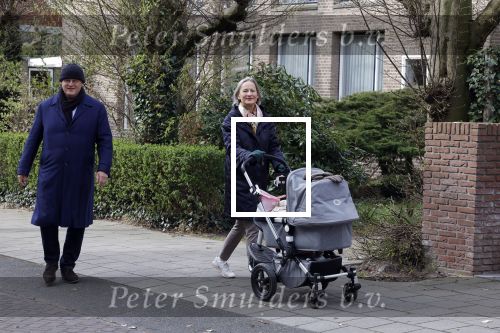 Amsterdam 30 maart 2022
Ferdinand Grapperhaus met zijn vrouw achter de kinderwagen in Amsterdam zuid.