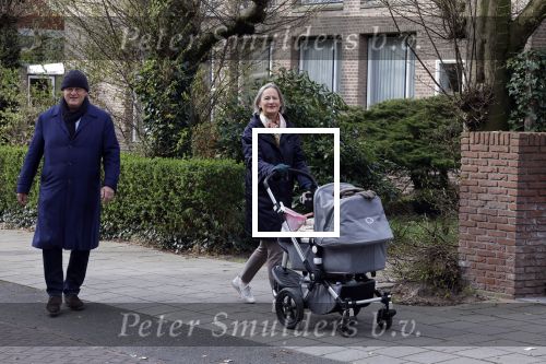 Amsterdam 30 maart 2022
Ferdinand Grapperhaus met zijn vrouw achter de kinderwagen in Amsterdam zuid.