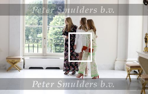 Den Haag 24 juni 2022
Het jaarlijkse fotouurtje in paleis Noordeinde. Aanwezig Koning Willem Alexander Koningin Maxima Prinses Amalia Prinses Alexia en Prinses Ariane