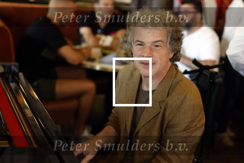 Amsterdam 1 juli 2022
Onthulling kunstwerk met daarop Willy Alberti en Johnny Kraaijkamp bij hotel Americain.
Aanwezig de kinderen Tonny Alberti en Willeke Alberti en Johnny Kraaijkamp en Sanne Kraaijkamp. Frank Afolter