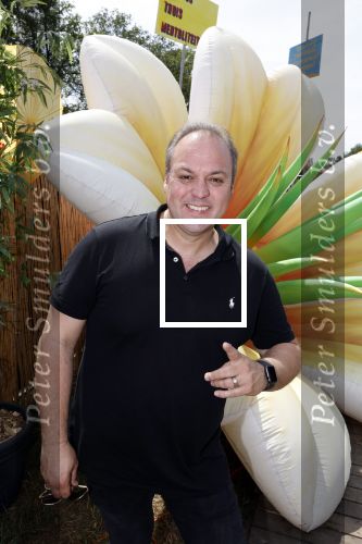 Lichtenvoorde 12 juli 2022
Frans bauer op persconferentie zwarte cross waar Tante Rikie afscheid van neemt