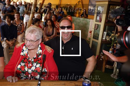 Lichtenvoorde 12 juli 2022
Frans bauer op persconferentie zwarte cross waar Tante Rikie afscheid van neemt