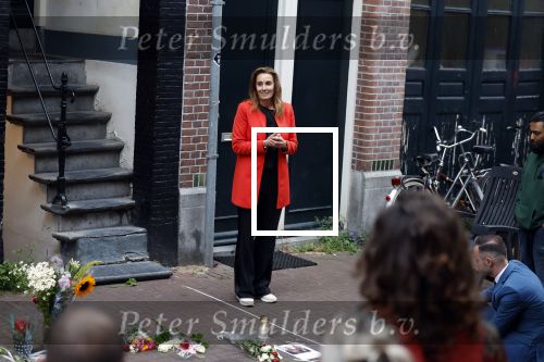 Amsterdam 6 juli 2022
Precies 1 jaar geleden werd op deze plek Peter R de Vries neergeschoten. De redaktie en presentatoren van RTL Boulevard leggen een witte roos neer . OA aanwezig Georgette Schlick Peter v d Vorst Sven Sauve Marieke Elsinga Vivienne v d Assem Aran Bade Jeroen Kijk in de Vegte Arno Kantelberg Eveline Stallaart Clarice Stenger Leon de Ruyter Dries Roelvink en Tim Oliehoek .
