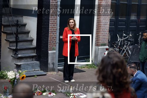 Amsterdam 6 juli 2022
Precies 1 jaar geleden werd op deze plek Peter R de Vries neergeschoten. De redaktie en presentatoren van RTL Boulevard leggen een witte roos neer . OA aanwezig Georgette Schlick Peter v d Vorst Sven Sauve Marieke Elsinga Vivienne v d Assem Aran Bade Jeroen Kijk in de Vegte Arno Kantelberg Eveline Stallaart Clarice Stenger Leon de Ruyter Dries Roelvink en Tim Oliehoek .