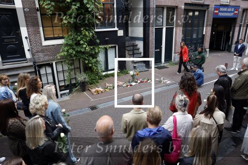 Amsterdam 6 juli 2022
Precies 1 jaar geleden werd op deze plek Peter R de Vries neergeschoten. De redaktie en presentatoren van RTL Boulevard leggen een witte roos neer . OA aanwezig Georgette Schlick Peter v d Vorst Sven Sauve Marieke Elsinga Vivienne v d Assem Aran Bade Jeroen Kijk in de Vegte Arno Kantelberg Eveline Stallaart Clarice Stenger Leon de Ruyter Dries Roelvink en Tim Oliehoek .