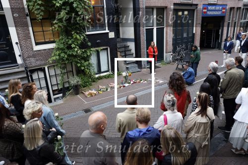 Amsterdam 6 juli 2022
Precies 1 jaar geleden werd op deze plek Peter R de Vries neergeschoten. De redaktie en presentatoren van RTL Boulevard leggen een witte roos neer . OA aanwezig Georgette Schlick Peter v d Vorst Sven Sauve Marieke Elsinga Vivienne v d Assem Aran Bade Jeroen Kijk in de Vegte Arno Kantelberg Eveline Stallaart Clarice Stenger Leon de Ruyter Dries Roelvink en Tim Oliehoek .