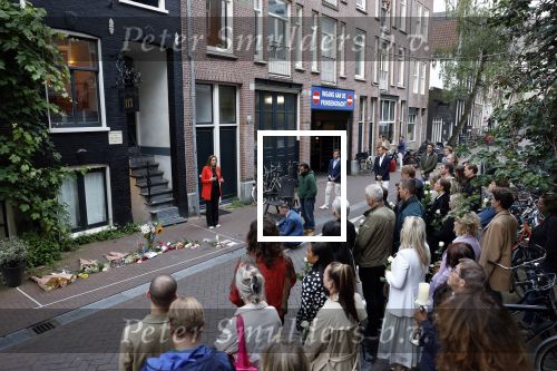 Amsterdam 6 juli 2022
Precies 1 jaar geleden werd op deze plek Peter R de Vries neergeschoten. De redaktie en presentatoren van RTL Boulevard leggen een witte roos neer . OA aanwezig Georgette Schlick Peter v d Vorst Sven Sauve Marieke Elsinga Vivienne v d Assem Aran Bade Jeroen Kijk in de Vegte Arno Kantelberg Eveline Stallaart Clarice Stenger Leon de Ruyter Dries Roelvink en Tim Oliehoek .