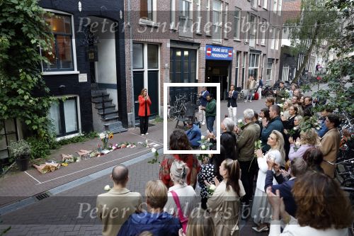 Amsterdam 6 juli 2022
Precies 1 jaar geleden werd op deze plek Peter R de Vries neergeschoten. De redaktie en presentatoren van RTL Boulevard leggen een witte roos neer . OA aanwezig Georgette Schlick Peter v d Vorst Sven Sauve Marieke Elsinga Vivienne v d Assem Aran Bade Jeroen Kijk in de Vegte Arno Kantelberg Eveline Stallaart Clarice Stenger Leon de Ruyter Dries Roelvink en Tim Oliehoek .