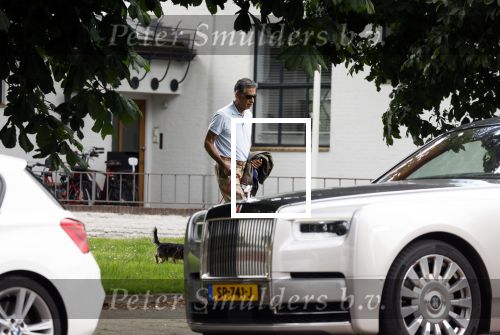 Amsterdam 2 juli 2022
Gerard Spong laat zijn hondje uit . Gerard is met zijn Rolls Royce.