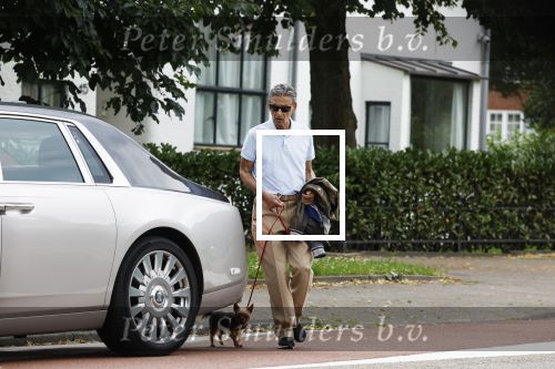 Amsterdam 2 juli 2022
Gerard Spong laat zijn hondje uit . Gerard is met zijn Rolls Royce.