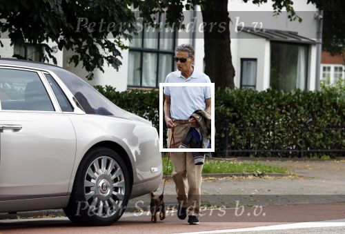 Amsterdam 2 juli 2022
Gerard Spong laat zijn hondje uit . Gerard is met zijn Rolls Royce.