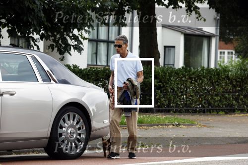 Amsterdam 2 juli 2022
Gerard Spong laat zijn hondje uit . Gerard is met zijn Rolls Royce.
