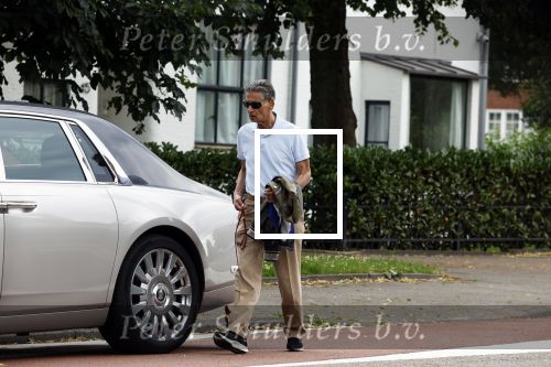 Amsterdam 2 juli 2022
Gerard Spong laat zijn hondje uit . Gerard is met zijn Rolls Royce.