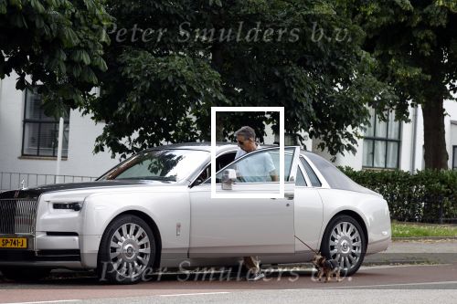 Amsterdam 2 juli 2022
Gerard Spong laat zijn hondje uit . Gerard is met zijn Rolls Royce.