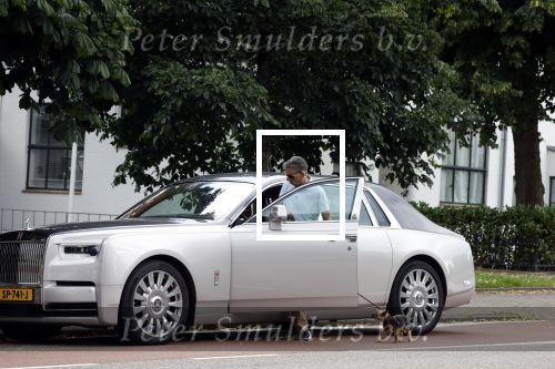 Amsterdam 2 juli 2022
Gerard Spong laat zijn hondje uit . Gerard is met zijn Rolls Royce.