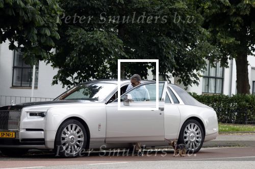 Amsterdam 2 juli 2022
Gerard Spong laat zijn hondje uit . Gerard is met zijn Rolls Royce.