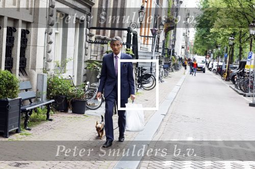 Amsterdam 14 juni 2022
Gerard Spong laat hond uit op de grachten van Amsterdam